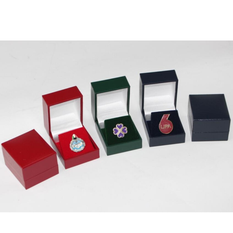 Položka V-07 čtverečná plastová krabička krytá Listinou pro průměr 25-30 mm mince, odznak, prsten atd. mm.46*53*38, závaží kolem 40g